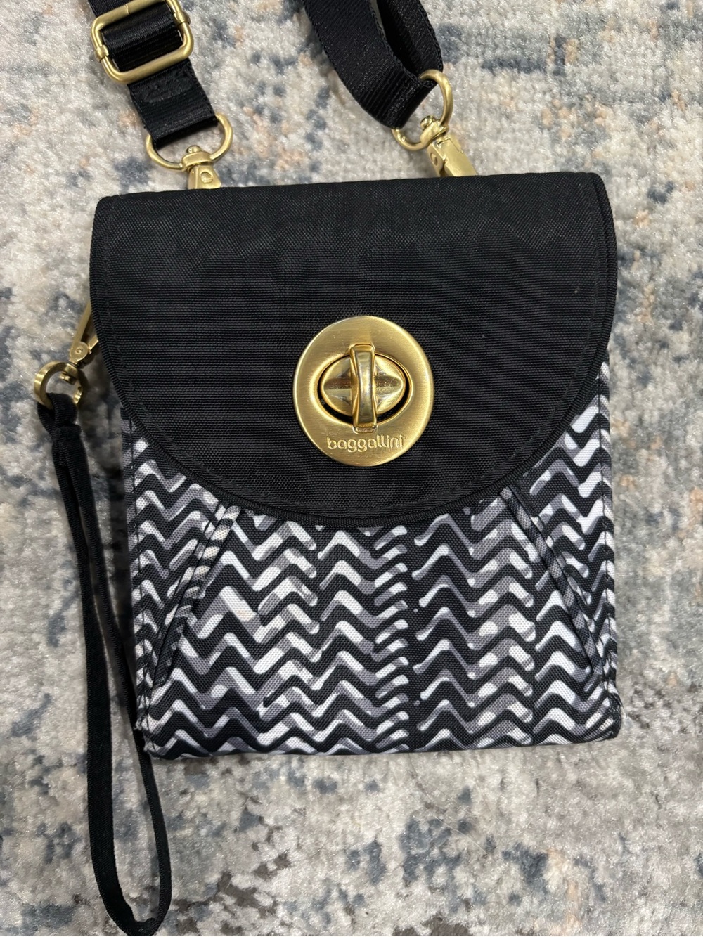 Baggallini Black & White Chevron Crossbody with Gold Hardware